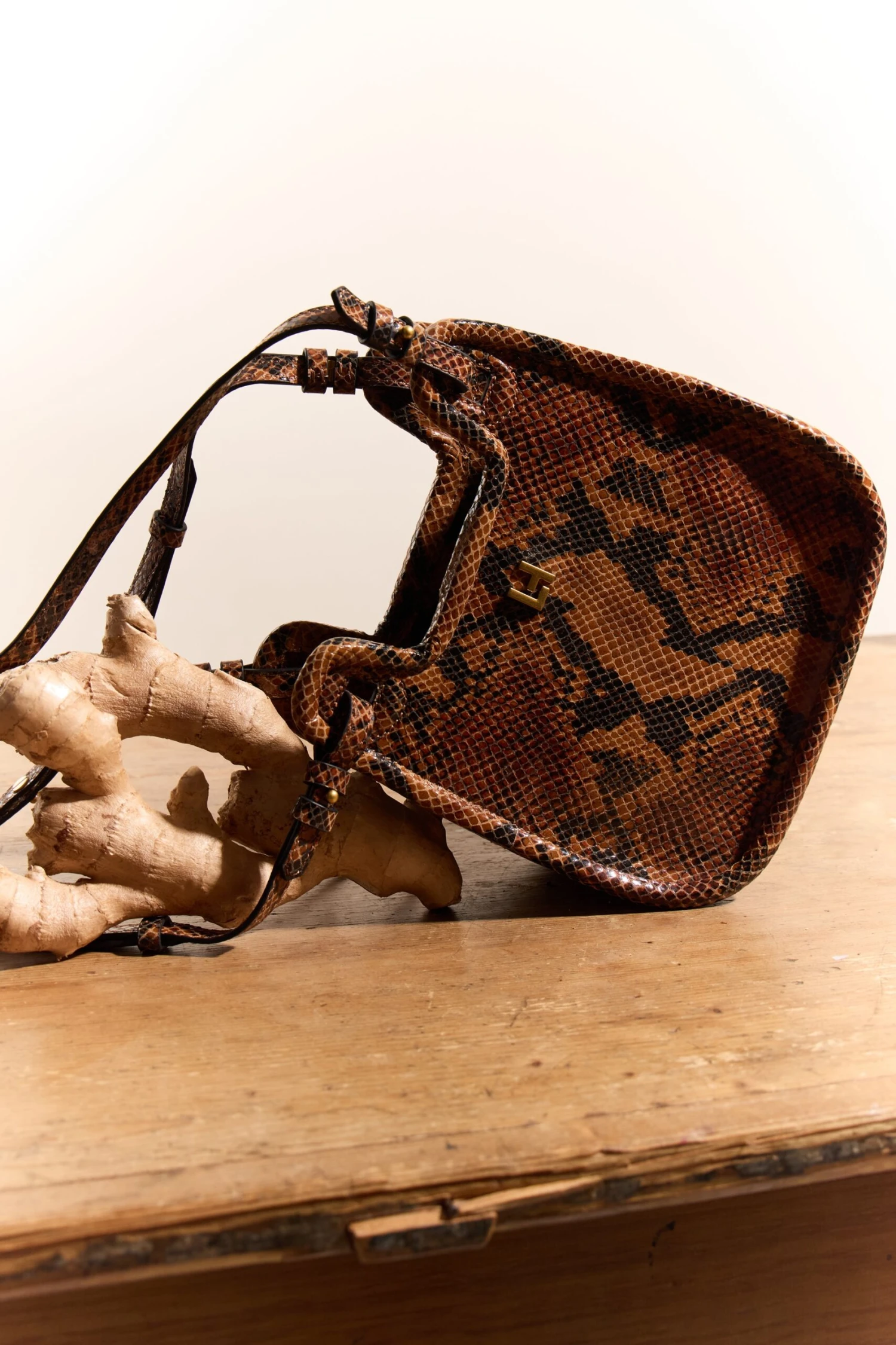 Front Page -LEON & HARPER Shop NMSAC7 4517 scaled 1